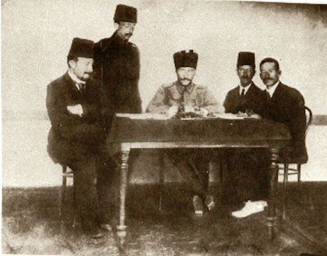 Dokuzuncu Ordu (Üçüncü Ordu) Müfettişi Mustafa Kemal Paşa, Erzurum'da bir toplantıda (5 Temmuz 1919)