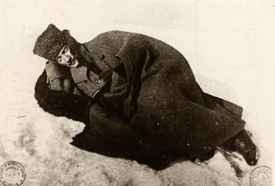 TBMM Başkanı Mustafa Kemal, Birinci İnönü Savaşı sırasında Dikmen sırtlarında dinlenirken (1921)
