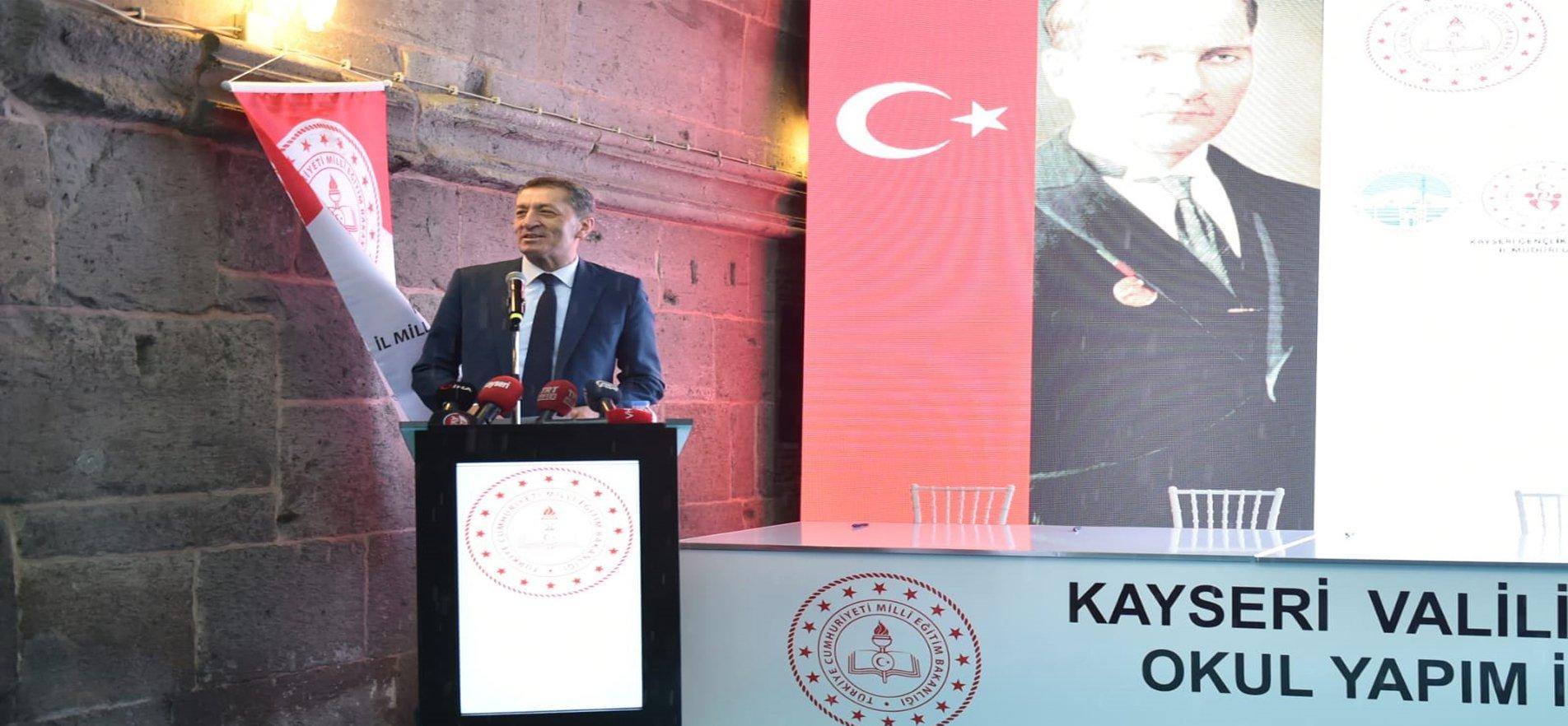 BAKAN SELÇUK KAYSERİ'DE HAYIRSEVERLERİN DESTEĞİYLE YAPILAN EĞİTİM BİNALARI PROTOKOLÜNE KATILDI