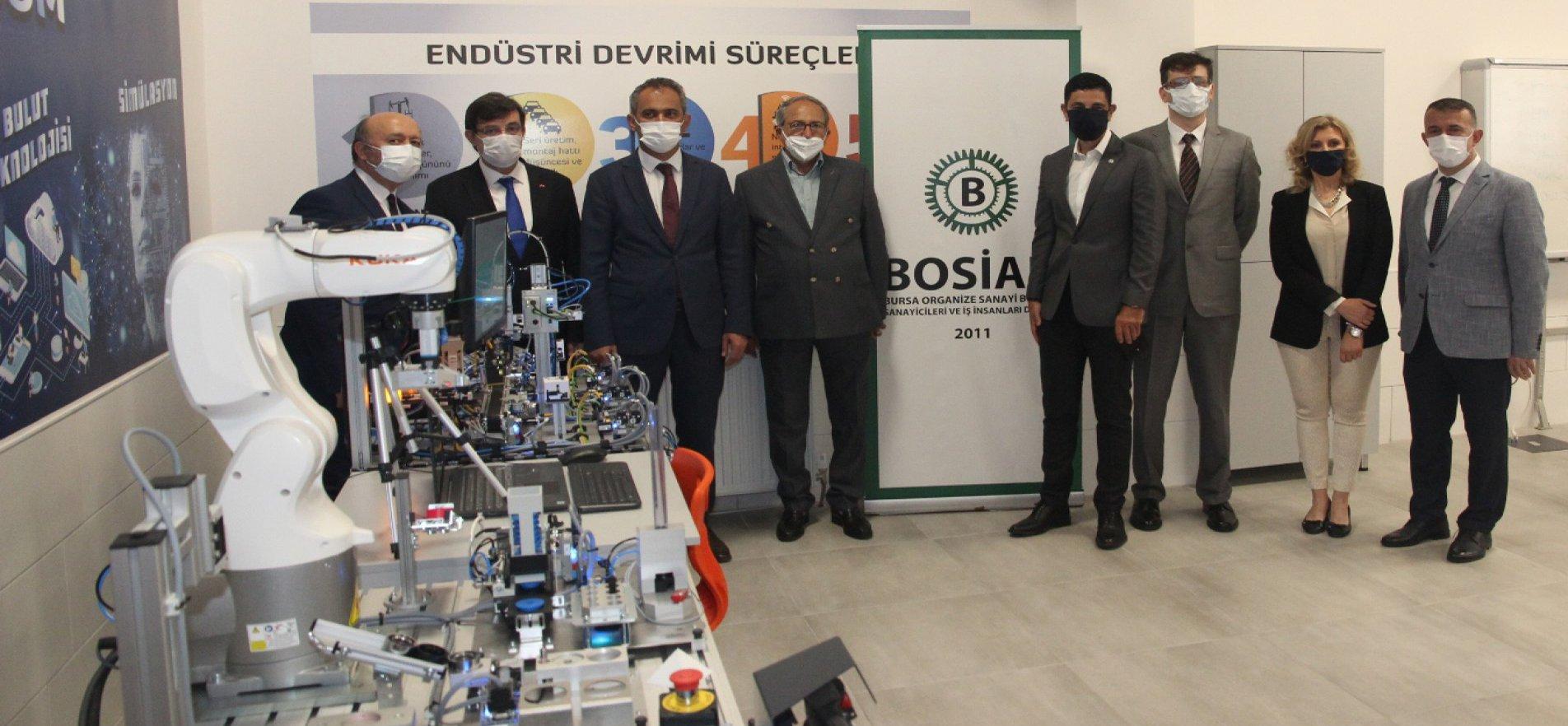 BAKAN YARDIMCISI ÖZER, BURSA'DA KURULAN ENDÜSTRİ 4.0 LABORATUVARINI İNCELEDİ