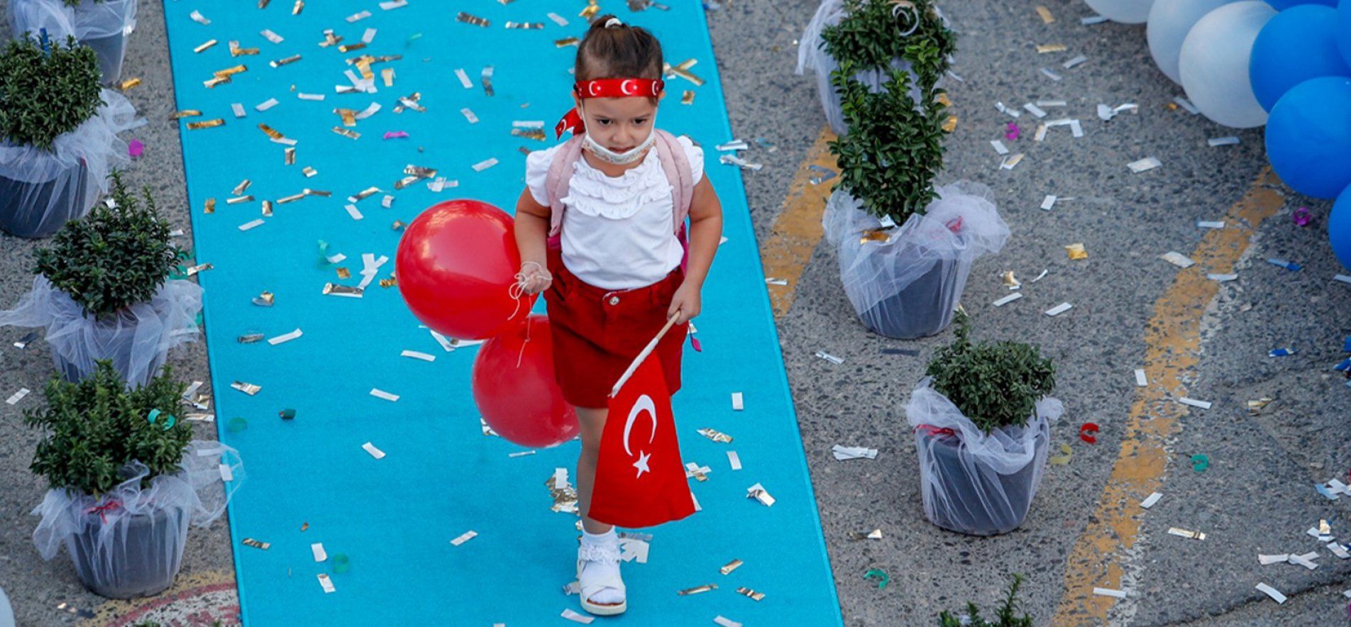 ÖĞRENCİLERE RENKLİ KARŞILAMA