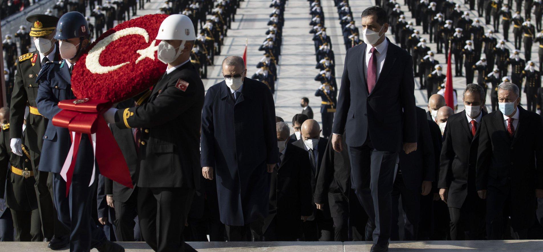 BAKAN ÖZER, CUMHURBAŞKANI ERDOĞAN BAŞKANLIĞINDAKİ DEVLET ERKÂNI İLE ANITKABİR'İ ZİYARET ETTİ