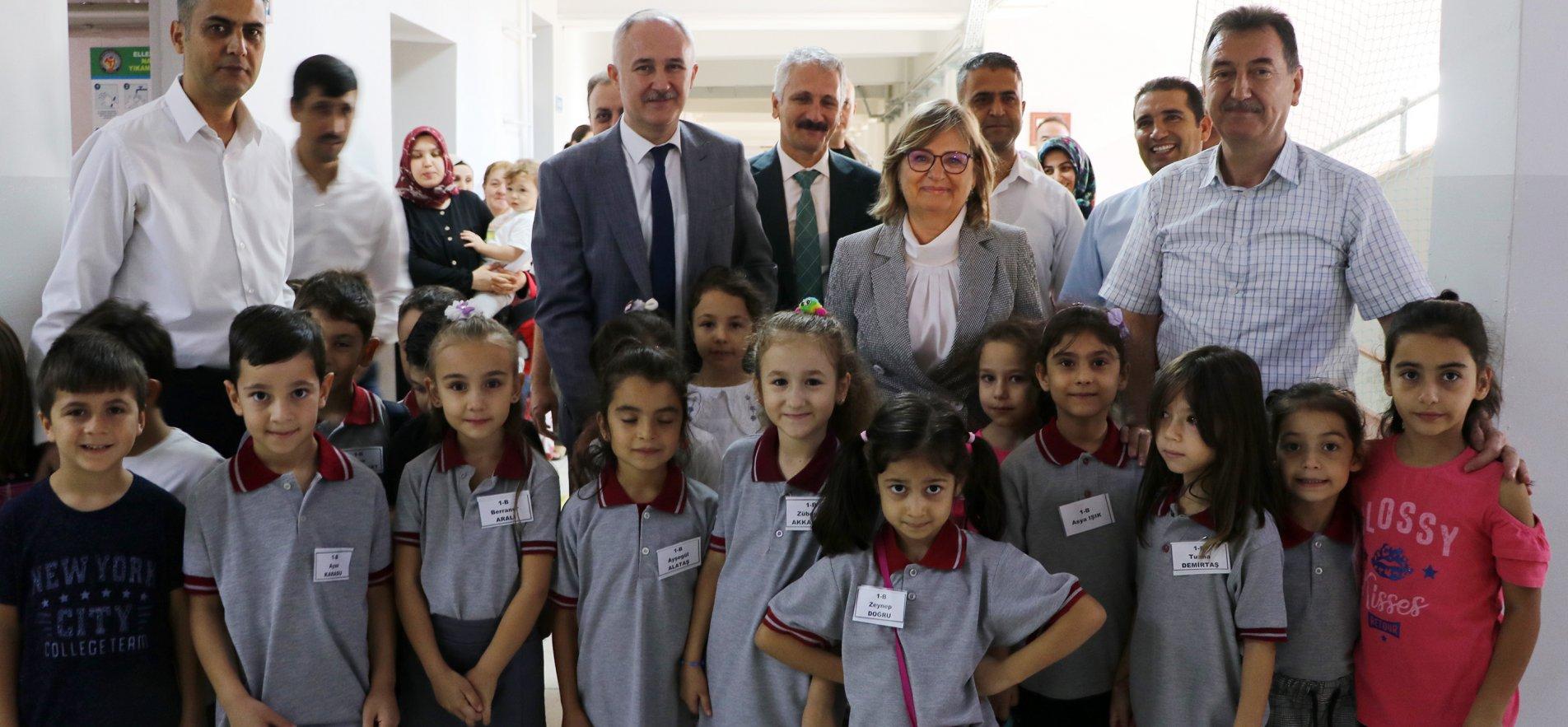 BAKAN YARDIMCISI AŞKAR, MANİSA'DA UYUM HAFTASINA KATILAN ÖĞRENCİ VE VELİLERLE BİR ARAYA GELDİ