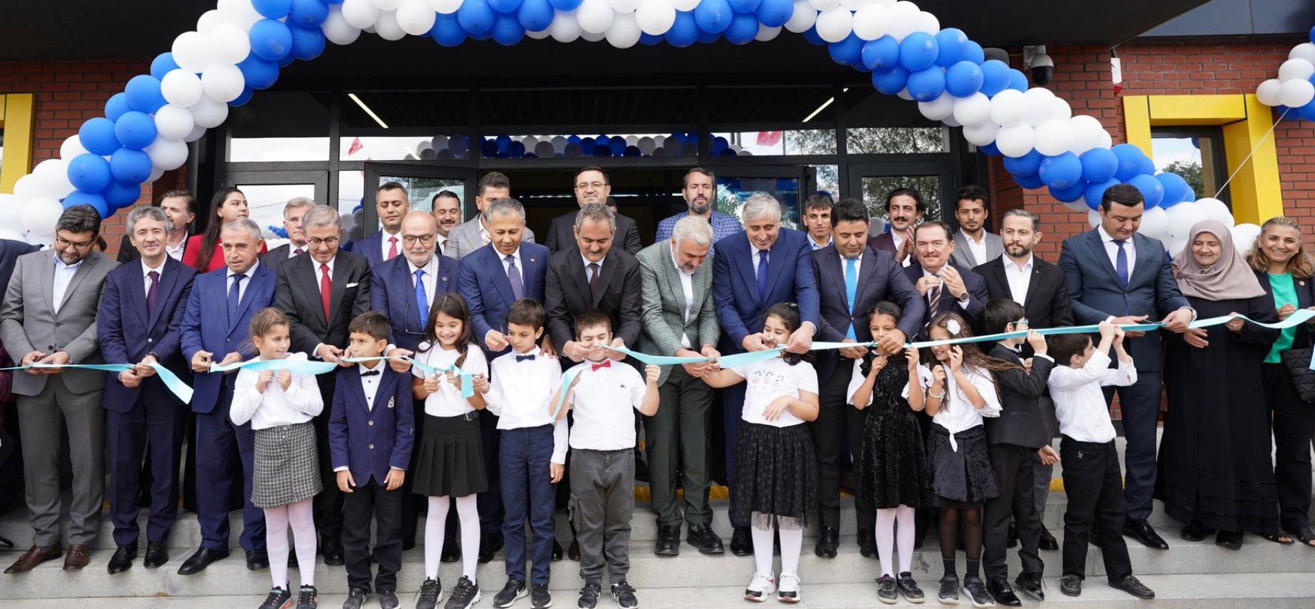 BAKAN ÖZER, İSTANBUL'DA MUHSİN YAZICIOĞLU İLKOKULUNUN AÇILIŞINI YAPTI