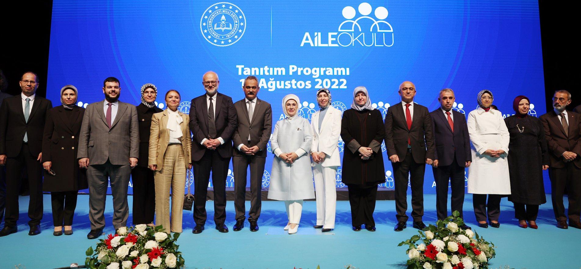 AİLE OKULU PROJESİ EMİNE ERDOĞAN VE BAKAN ÖZER'İN KATILDIĞI PROGRAMLA KAMUOYUNA TANITILDI