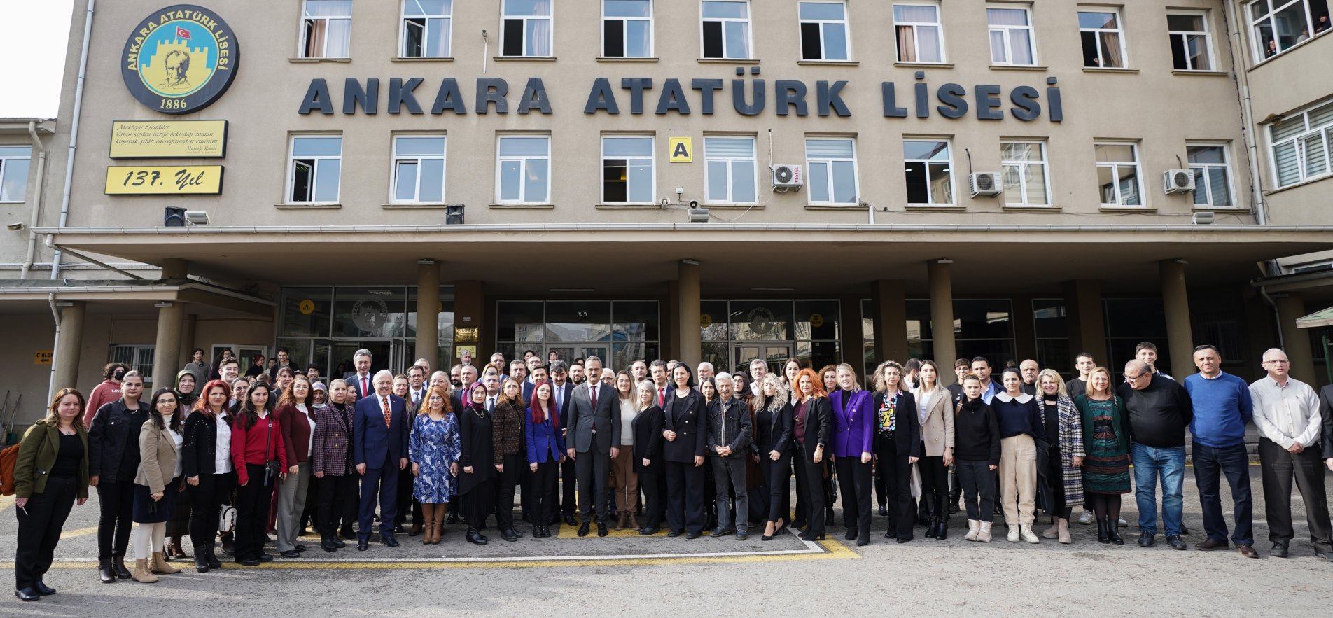 BAKAN ÖZER, ANKARA ATATÜRK LİSESİNİ ZİYARET EDEREK ÖĞRETMENLERLE BİR ARAYA GELDİ