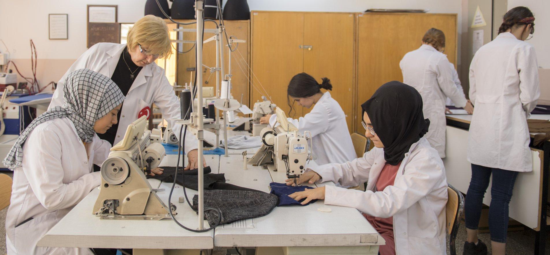 BOLU İZZET BAYSAL MESEM'DE GÖNÜLLÜLER DEPREMZEDELER İÇİN KIYAFET DİKİYOR