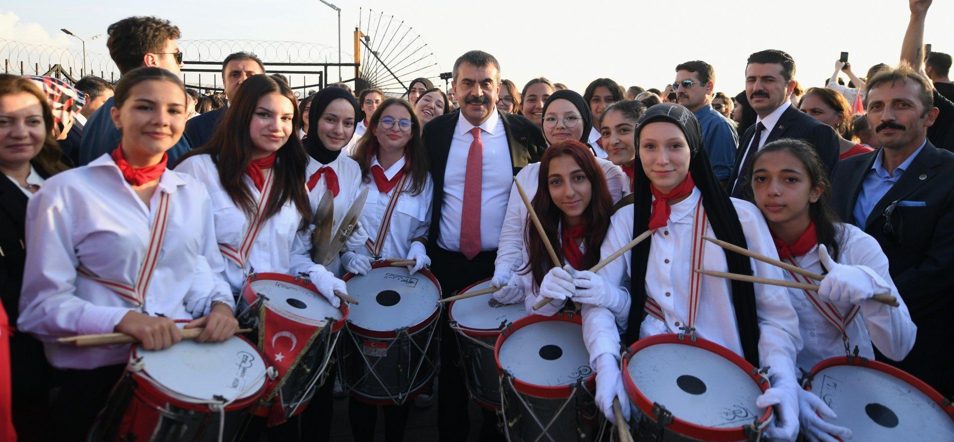 BAKAN TEKİN, İSTANBUL BOĞAZI'NDA DÜZENLENEN CUMHURİYET BAYRAMI KUTLAMA ETKİNLİKLERİ'NE KATILDI