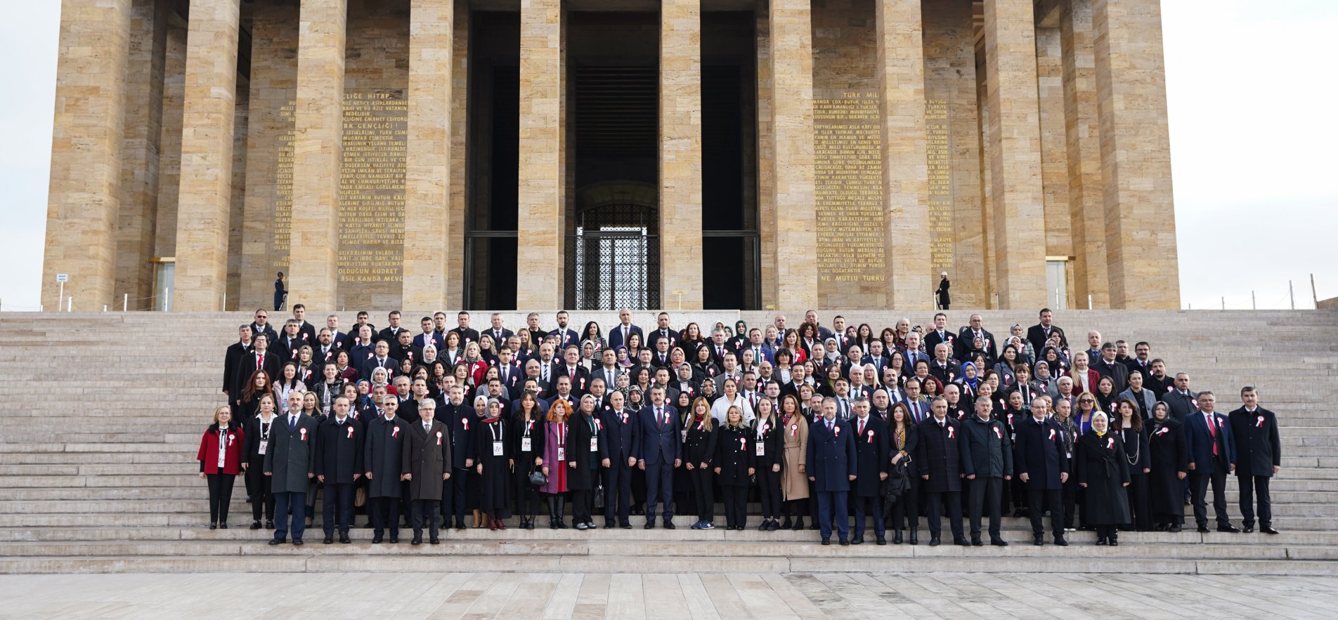 BAKAN TEKİN VE BERABERİNDEKİ ÖĞRETMENLER ANITKABİR'İ ZİYARET ETTİ