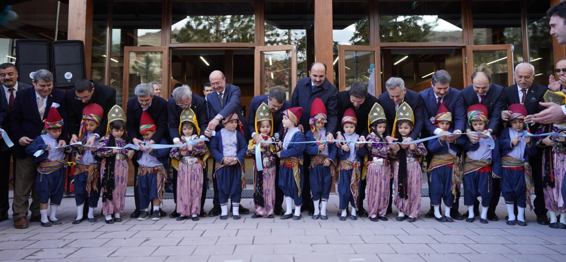 BAKAN TEKİN, SELÇUKLU BELEDİYESİ SİLLE İLKOKULUNUN AÇILIŞINI YAPTI