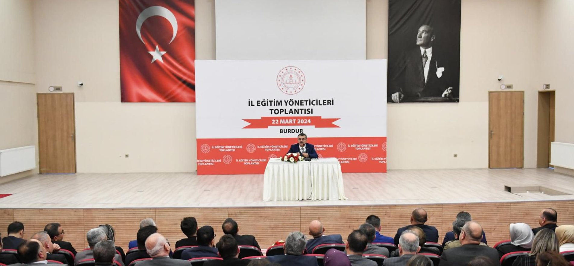 BAKAN TEKİN, BURDUR'DA İL EĞİTİM YÖNETİCİLERİ İLE BULUŞTU