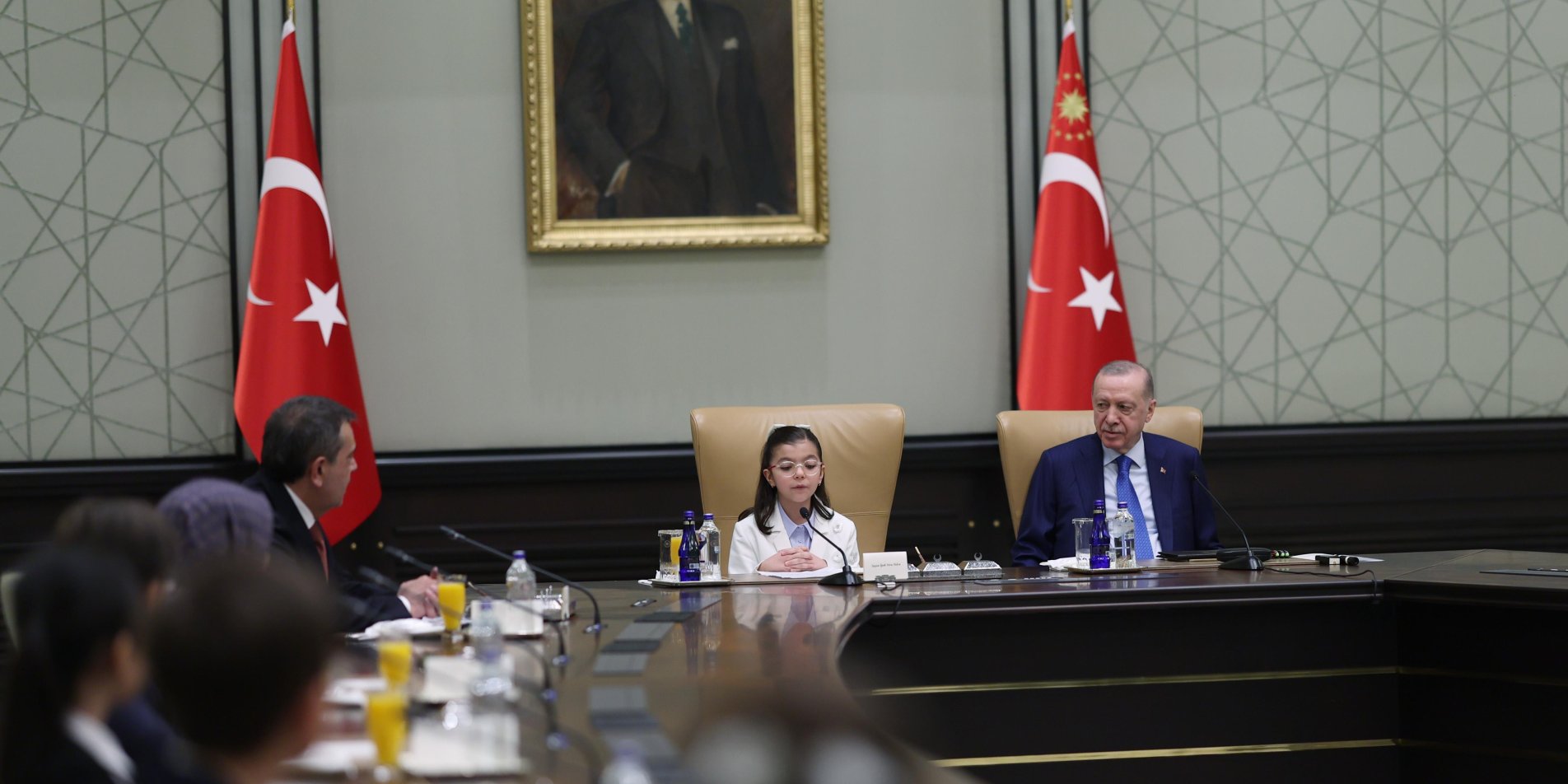 CUMHURBAŞKANI ERDOĞAN, BAKAN TEKİN VE BERABERİNDEKİ ÇOCUKLARI KABUL ETTİ